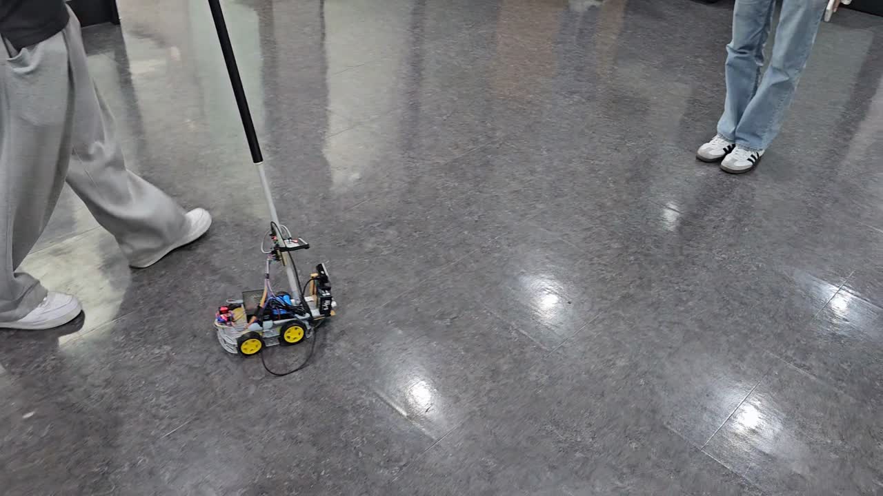 사용자가 손잡이를 잡고 Guide Dog 로봇을 주행하는 현장 테스트